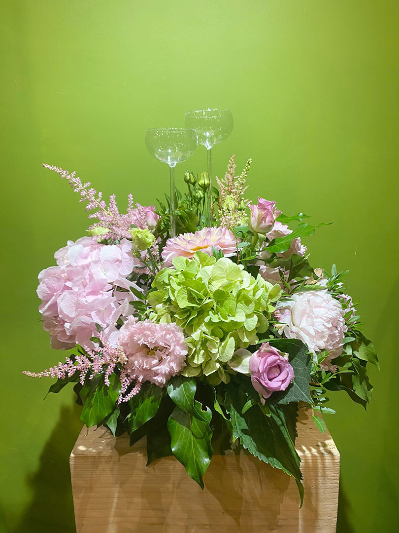 Centrotavola con fiori recisi freschi e porta tealight candele