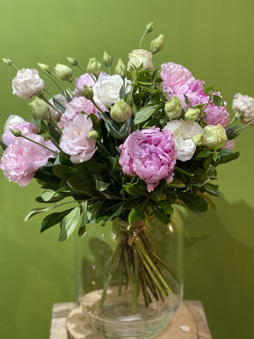 Bouquet di fiori freschi recisi con Peonie e Lisianthus rosa