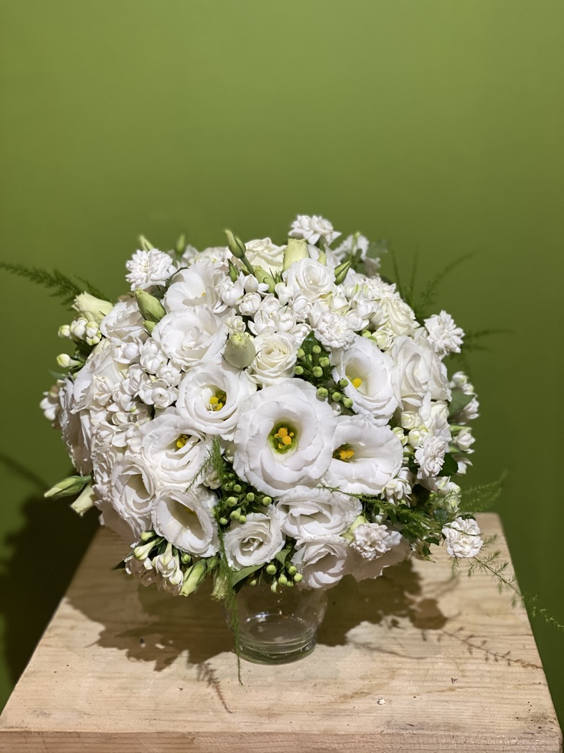 Bouquet da sposa Total White Bouvardia bianca, Lisianthus e Roselline  ramificate – Shop – Girafiore NaturArtistica