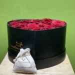Composizione rose rosse in scatola con gioiello