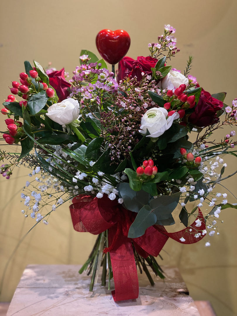 Bouquet di fiori secchi naturali con nebbiolina bianca e piumette rosse -   Italia