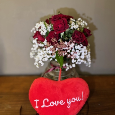 Grazioso bouquet di San Valentino in vaso con cuore I Love You